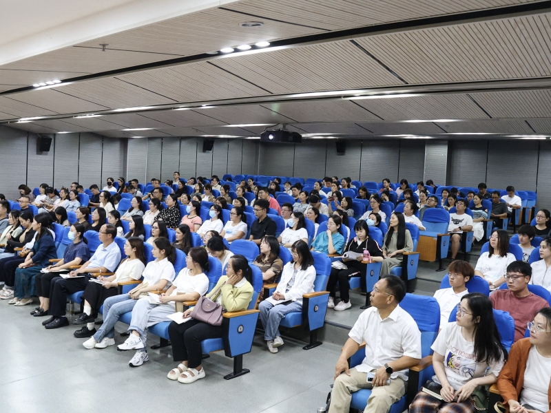 郑州AG尊时凯龙人生就博官方网站：河南省教育科学规划与评估院院长成光琳教授应邀到我校讲学